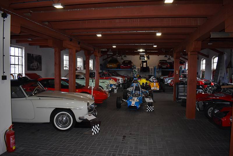 Dobřenická Cabrio gallery je zaměřená na poválečné kabriolety značky Škoda a také na československé formule z období 1967 až 1992.