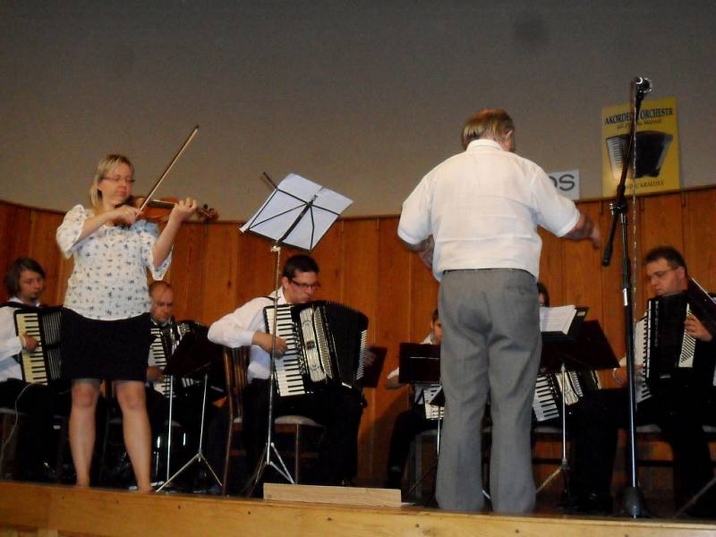 Jarní koncert akordeonového orchestru v Muzeu východních Čech v Hradci Králové.