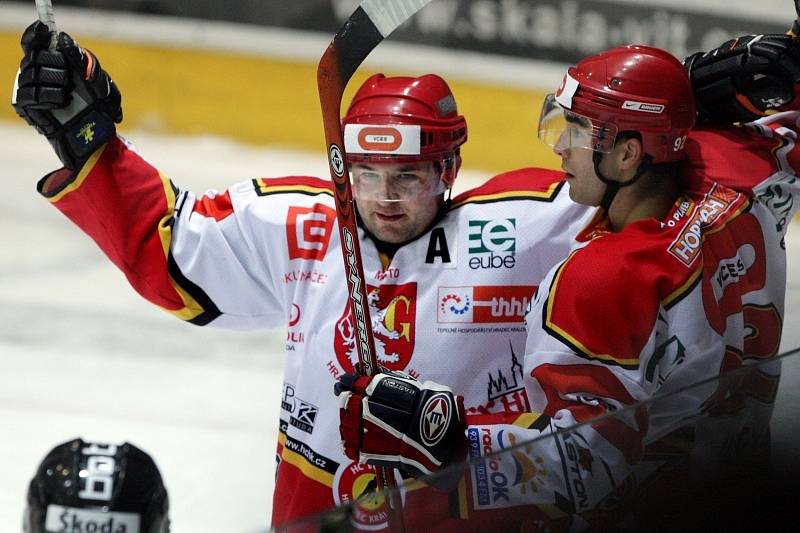 HRADEC - CHRUDIM. Zleva hradecký Martin Koudelka a Marcel Ulehla.