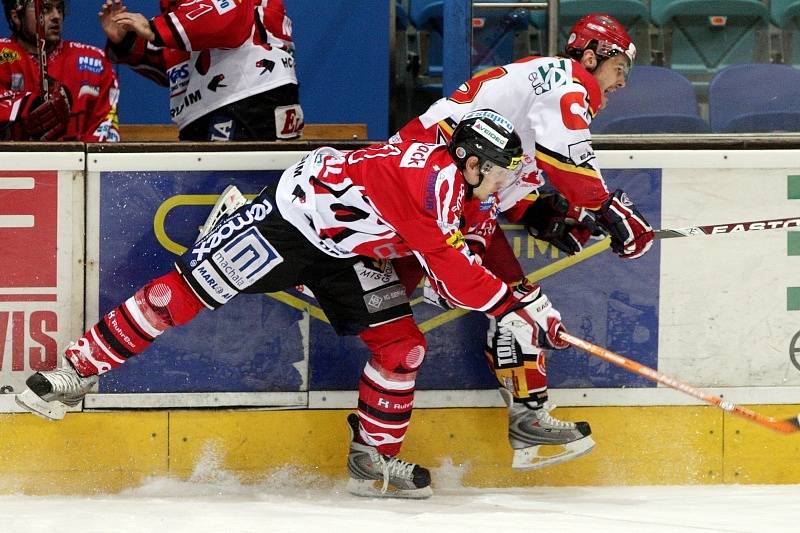 HRADEC - CHRUDIM. Zleva Jakub Nakládal a hradecký Pavel Suchý.