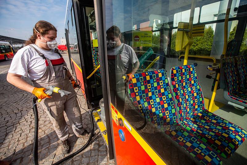 Čištění autobusu v Dopravním podniku Hradec Králové