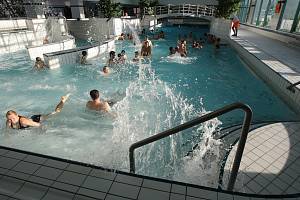 Od nového roku si připlatí lidé v Aquacentru i padesátimetrovém bazénu zhruba 5 korun za hodinu pobytu.