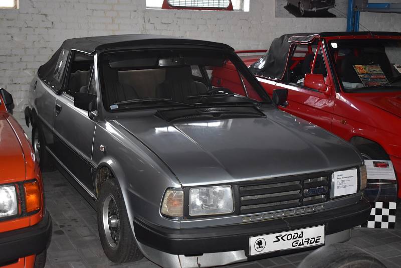 Dobřenická Cabrio gallery je zaměřená na poválečné kabriolety značky Škoda a také na československé formule z období 1967 až 1992.
