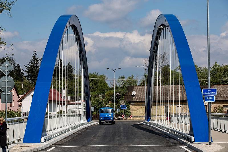 Otevření nového mostu ve Svinarech.