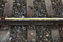 Na železniční trať mezi Hradcem Králové a Pardubicemi u zahrádkářské kolonie Červený Dvůr někdo položil na koleje kamení.