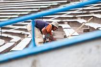 Přestavba východní tribuny na Všesportovním stadionu v hradeckých Malšovicích.