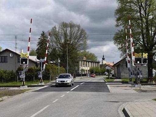 Přejezdy začaly v Třebechovicích strážit i závory. O jejich vybudování se radnice snažila několik let.