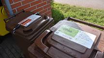 Nové hnědé popelnice na biologicky rozložitelný odpad mají speciální závěr a těsnění proti šíření zápachu.