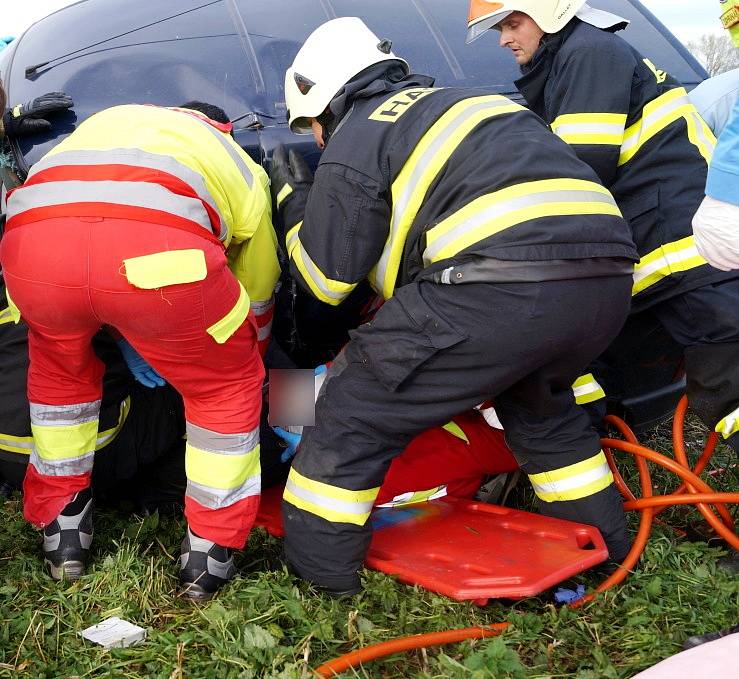 Střet osobního automobilu s kamionem na silnici I/11 nedaleko odbočky na Kratonohy.