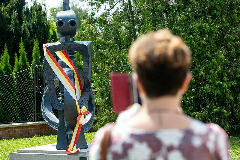 Slavnostní odhalení sochy dlouhý široký a bystrozraký u divadla Drak v Hradci Králové