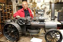 Sběratel parních strojů Jan Tomek má ve své sbírce téměř 150 kousků a nové sám vlastnoručně vyrábí.