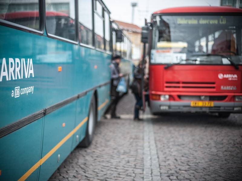 Autobusy náhradní dopravy před nádražím v Hradci Králové během výluky.