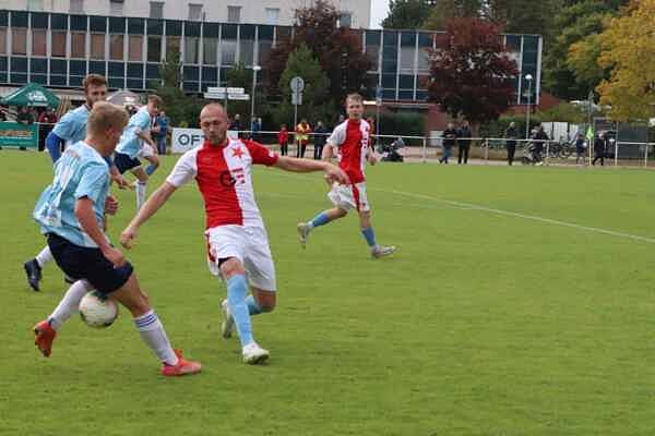 BITVA FAVORITŮ. Fotbalisté Slavie Hradec Králové lídra z Nového Bydžova nezastavili a ten jim v krajském přeboru nadále uniká.