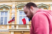 Česká a francouzská vlajka na budově městského úřadu v Opočně.