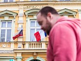 Česká a francouzská vlajka na budově městského úřadu v Opočně.