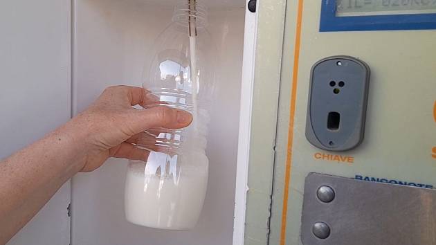 Mlékomat v Ruseku na okraji Hradce Králové. Litr čerstvého mléka tady stojí 20 korun. Zájem o v poslední době vzrostl o čtvrtinu.