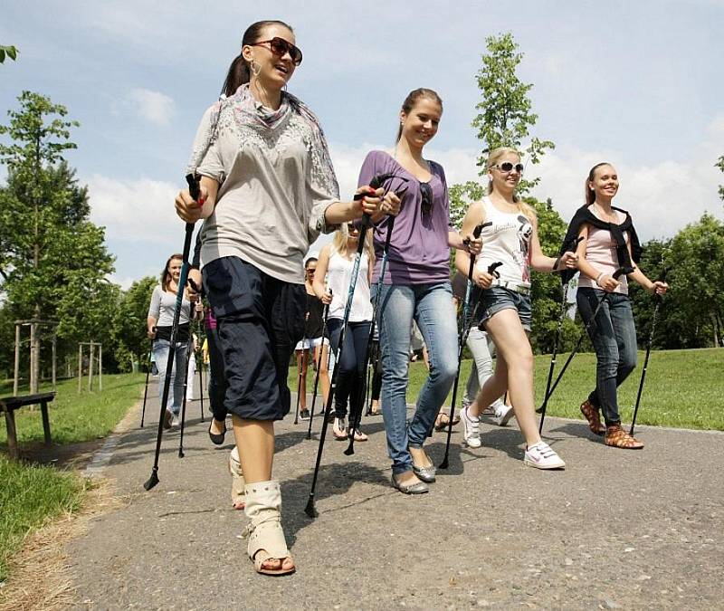 Příznivci nordic walkingu – dynamické chůze se sportovními holemi, se pokusili  vytvořit rekord v počtu osob, které se sportovními holemi projdou trasu dlouhou přibližně 1,5 kilometru.