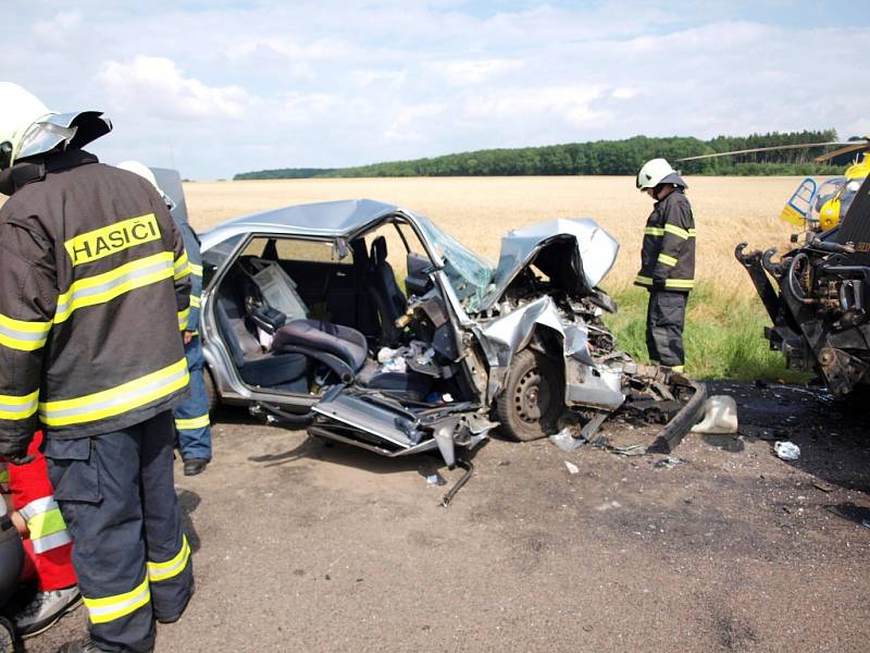 Střet osobního automobilu s traktorem poblíž obce Skochovice.