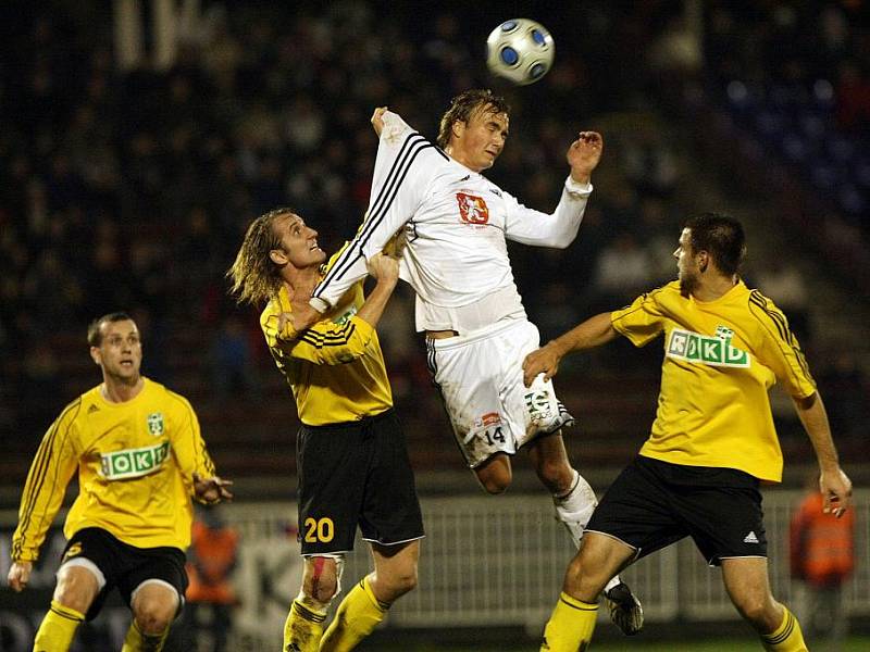 Fotbalový zápas FC Hradec Králové - MFK OKD Karviná:  Dvořák Pavel a Buryán Jan.