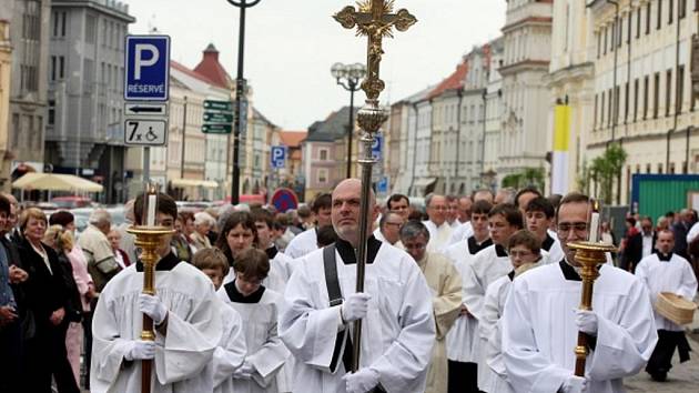 Slavnostní uvedení Mons. Jana Vokála do úřadu diecézního biskupa.