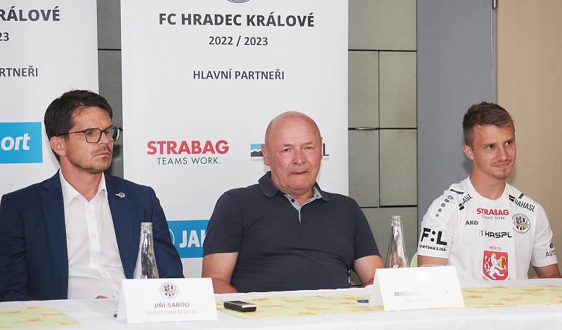 Zástupci FC Hradec Králové na předsezonní tiskové konferenci.