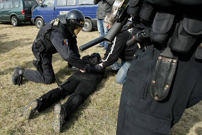 V Novém Bydžově se střeli přívrženci Dělnické strany sociální spravedlnosti s Romy. Došlo také na potyčky s policisty.