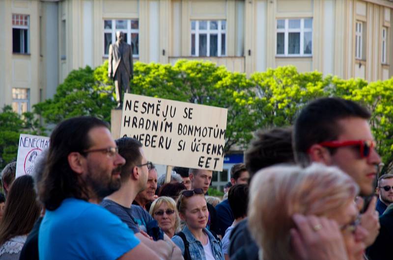 Proč? Proto! aneb Demonstrace proti Andreji Babišovi a Miloši Zemanovi v Hradci Králové.