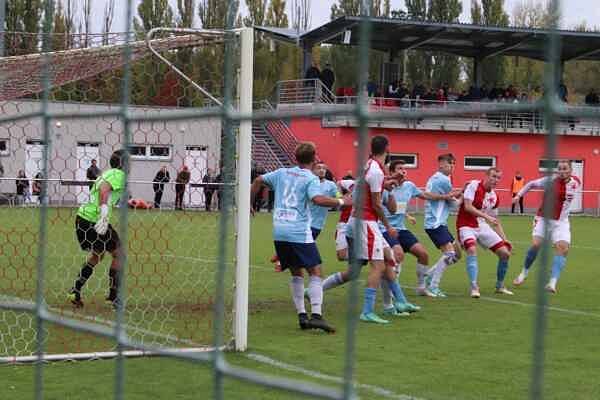 BITVA FAVORITŮ. Fotbalisté Slavie Hradec Králové lídra z Nového Bydžova nezastavili a ten jim v krajském přeboru nadále uniká.