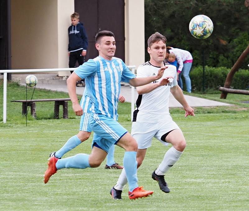 Šlágr III. třídy Sendražice (v bílém) vs. Nový Hradec Králové B (2:2).