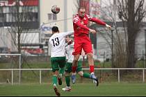 Jiří Řezáč (v červeném) vstřelil z penalty rozhodující druhý gól.