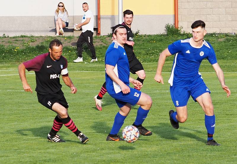 ŠLÁGR PŘEBORU. Fotbalisté Dohalic (v modrém) si dojeli pro cenné tři body do Prasku, kde po boji zvítězili 4:2. Foto: Lubomír Douděra