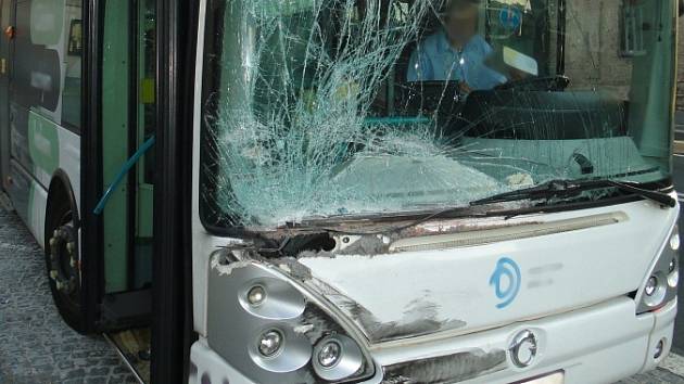 Dopravní nehoda nákladního automobilu s autobusem MHD v hradecké Koutníkově ulici.
