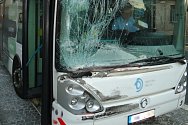 Dopravní nehoda nákladního automobilu s autobusem MHD v hradecké Koutníkově ulici.
