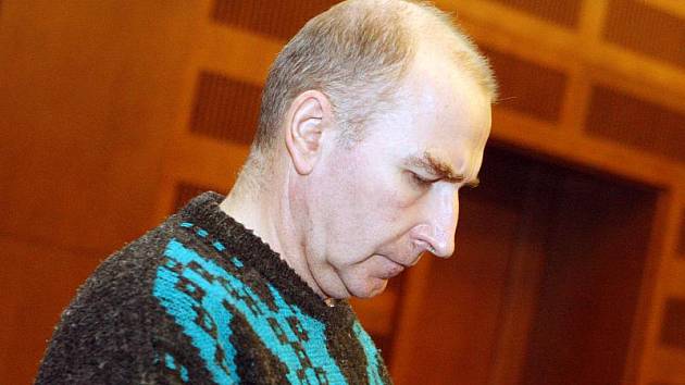 Pavel Salaba u hradeckého soudu za vraždu své družky, kterou ubodal 22 ranami (12. ledna 2011).