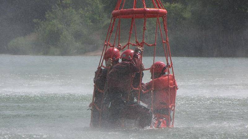 Výcvik leteckých záchranářů nad vodní hladinou, 7. června 2010.