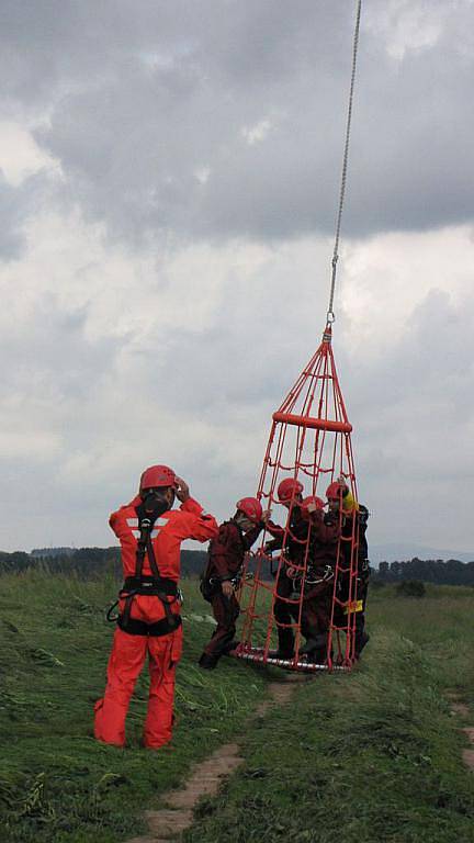 Výcvik leteckých záchranářů nad vodní hladinou, 7. června 2010.