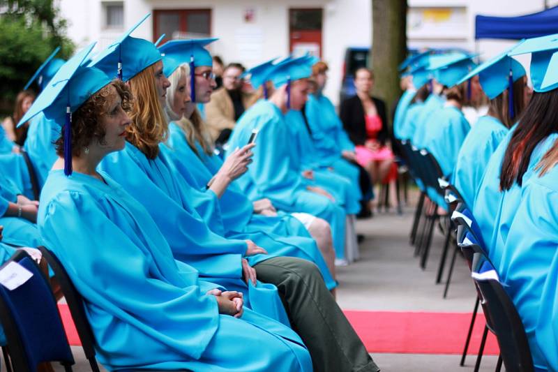 Graduation Celebration - slavnostní předávání maturitních vysvědčení studentům Sion High School v hradeckých Jiráskových sadech.