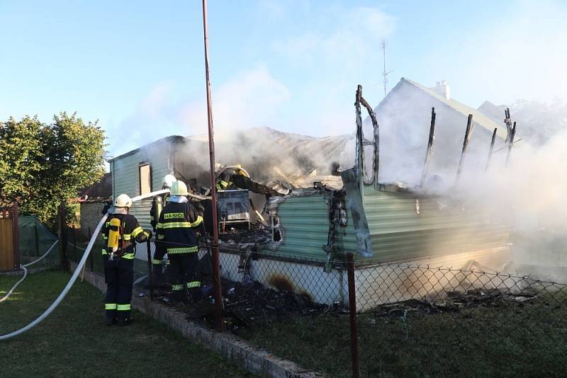 Plameny zničily mobilheim v Lejšovce, obyvatelku zachránil soused