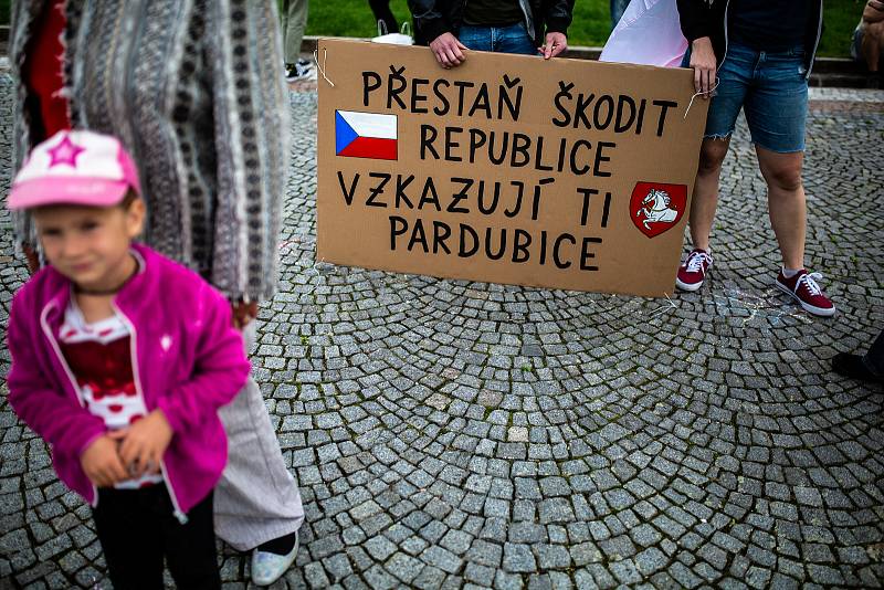 Demonstrace Milionu chvilek pro demokracii na Masarykově náměstí v Hradci Králové.