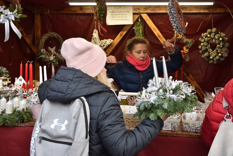 Bezmála stovka stánků řemeslníků, výrobců a prodejců obsadila až do nedělního večera prostranství před Muzeem východních Čech v Hradci Králové.