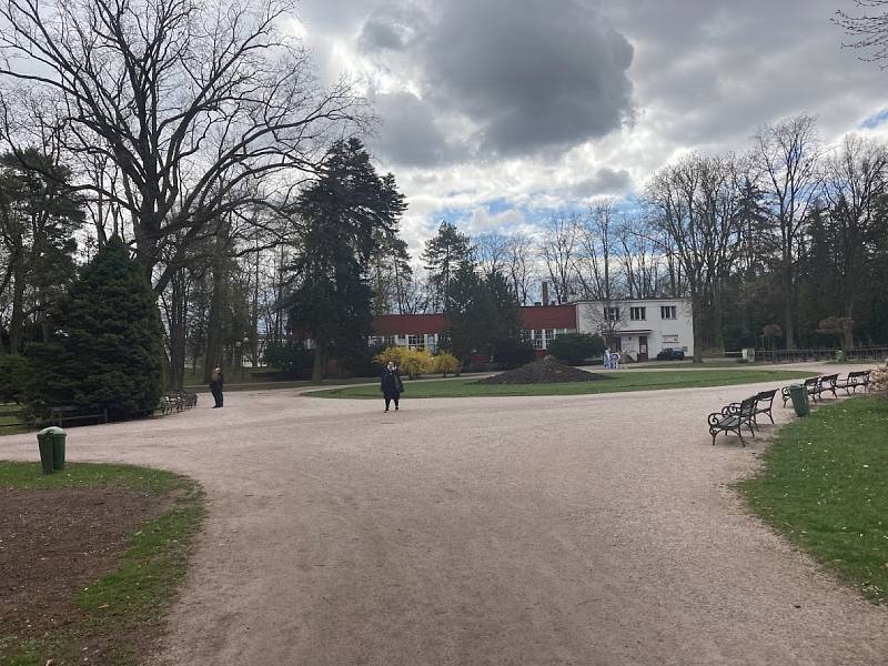 Školní výstava vizuální tvorby v Jiráskových sadech.