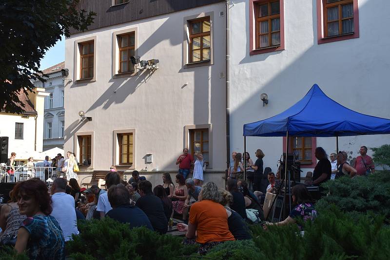 Oplocená je i letní scéna Klicperova divadla. Ve čtvrtek se zde uskutečnil hudební festival ZUŠ Střezina.
