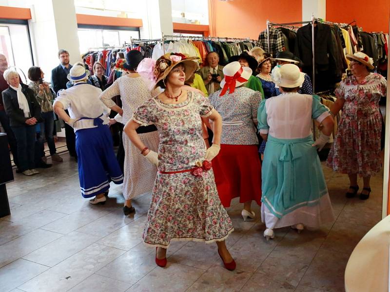 Slavnostní otevření sociálního šatníku na královéhradecké třídě Edvarda Beneše.