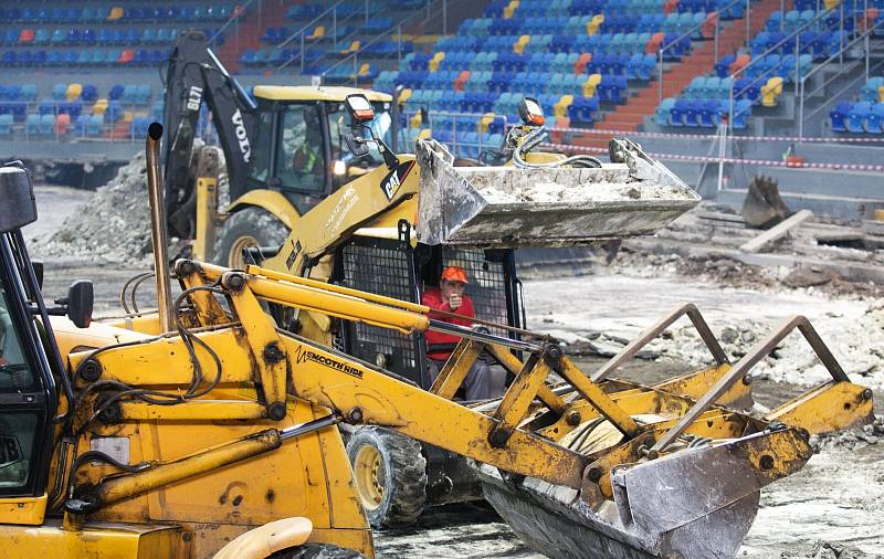 Rekonstrukce ledové plochy na zimním stadionu v Hradci Králové.
