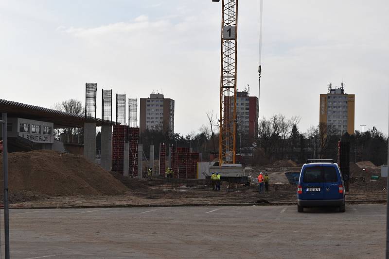 Stavba malšovického stadionu běží naplno. Na budování hlavní nosné konstrukce se podílí hned několik věžových jeřábů.