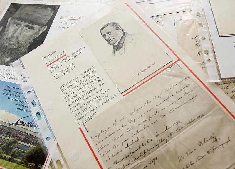 Sběratel Jaroslav Míchal má autogramy soustředěné na listech, kde má i informace o osobnosti a fotografie.