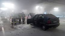 V garážích nákupního centra v Hradci Králové hořel osobní automobil.