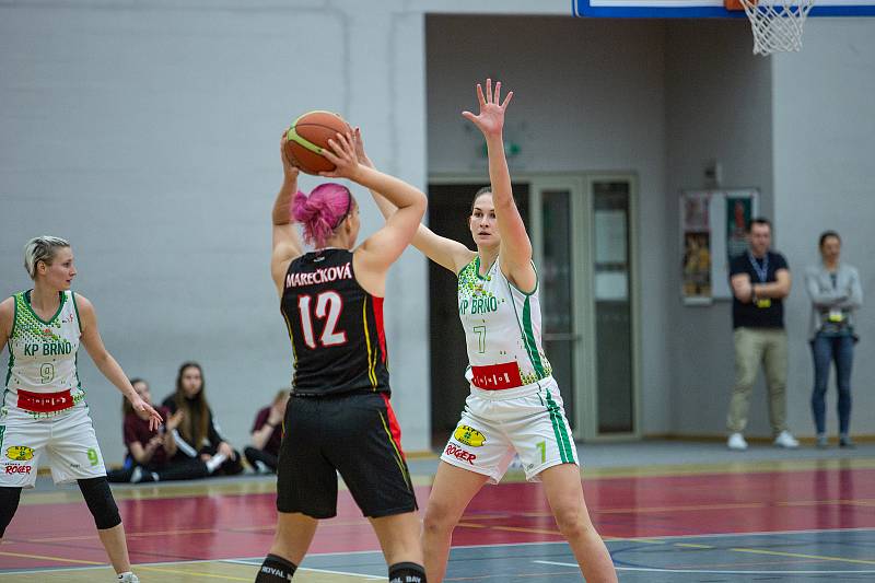 Finálový zápas finálového turnaje Českého poháru basketbalistek v Karlových Varech: KP Brno - Sokol Nilfisk Hradec Králové (v černém).