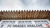 Rekonstruovaná východní tribuna královéhradeckého fotbalového stadionu.