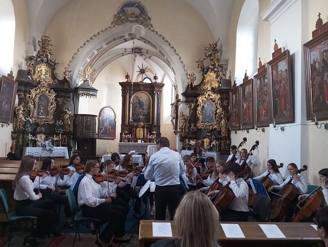 Smiling String Orchestra v osickém kostele Nanebevzetí Panny Marie.